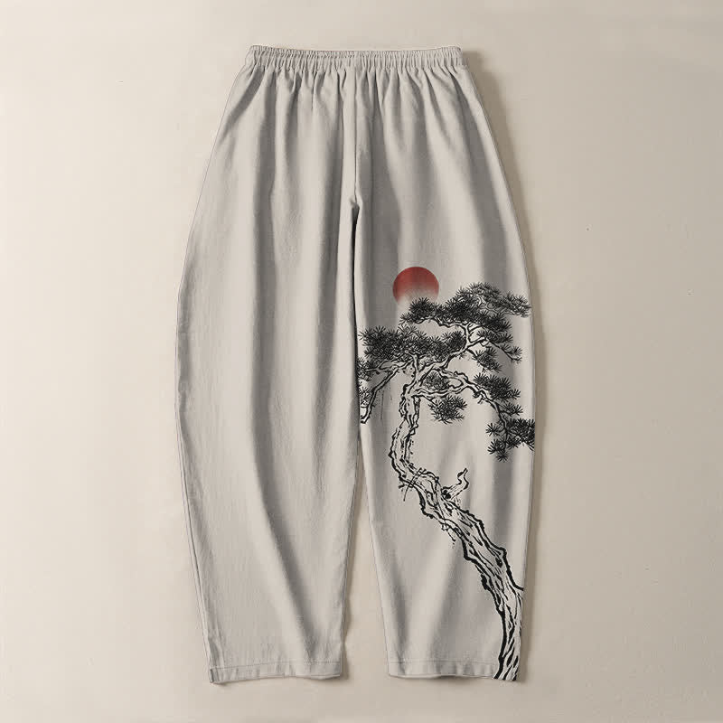 Buddha Stones Pantaloni da uomo affusolati con coulisse e tasche, in puro cotone, con motivo a pini e sole rossi. - image 3
