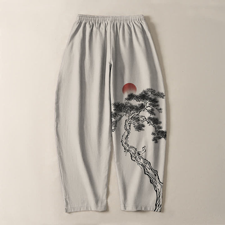 Buddha Stones Pantaloni da uomo affusolati con coulisse e tasche, in puro cotone, con motivo a pini e sole rossi. - image 3