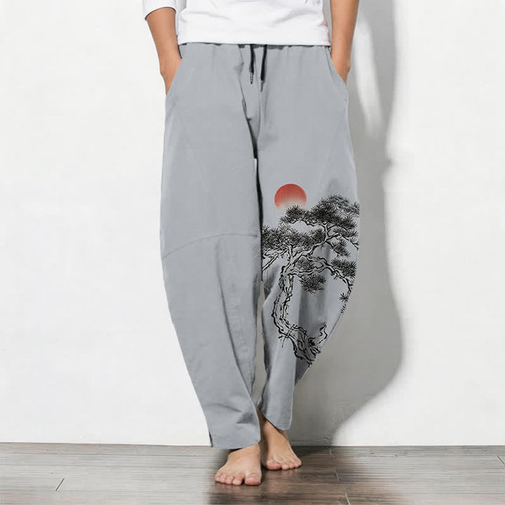 Buddha Stones Pantaloni da uomo affusolati con coulisse e tasche, in puro cotone, con motivo a pini e sole rossi. - Blu acciaio chiaro - US/UK/AU50, EU60 (5XL) - image 7