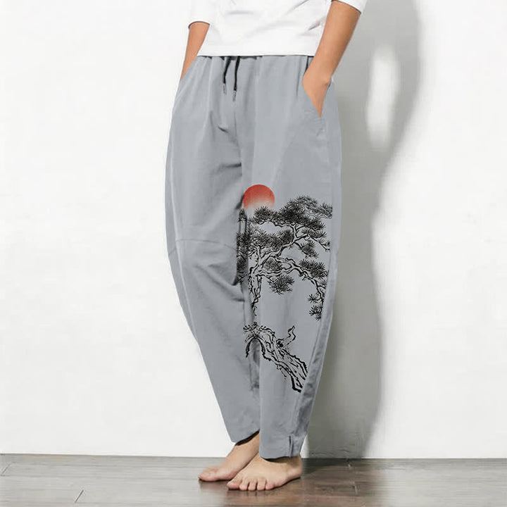 Buddha Stones Pantaloni da uomo affusolati con coulisse e tasche, in puro cotone, con motivo a pini e sole rossi. - image 8