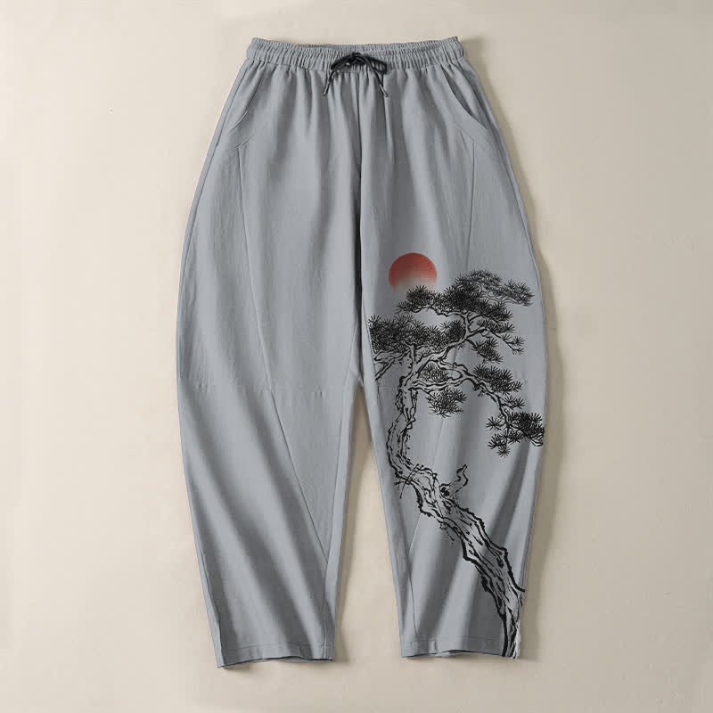 Buddha Stones Pantaloni da uomo affusolati con coulisse e tasche, in puro cotone, con motivo a pini e sole rossi. - image 9