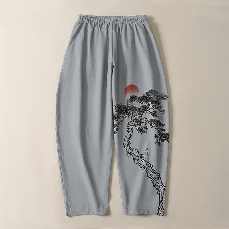 Buddha Stones Pantaloni da uomo affusolati con coulisse e tasche, in puro cotone, con motivo a pini e sole rossi. - image 10