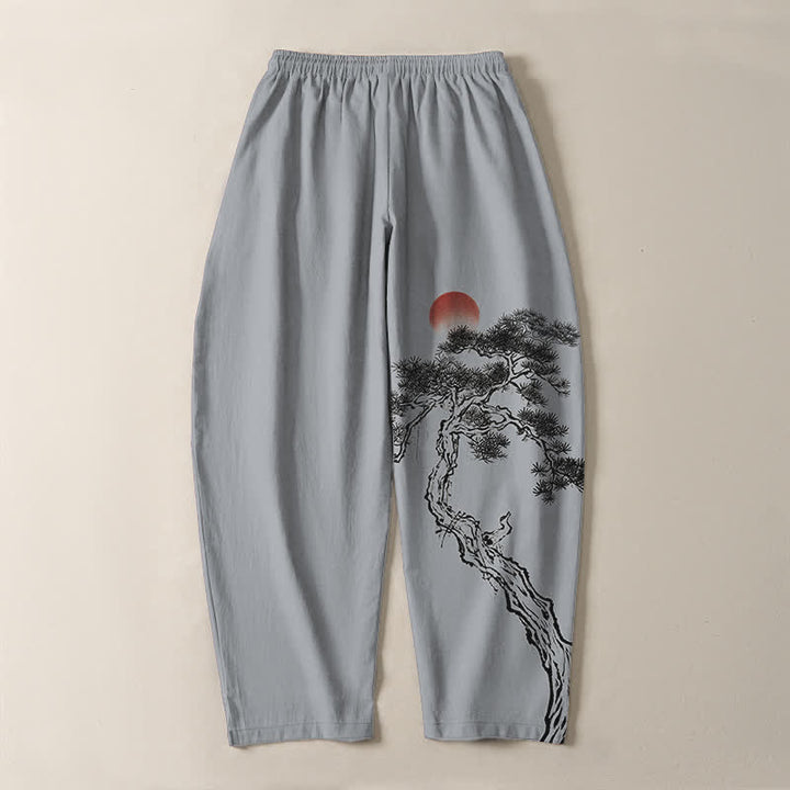 Buddha Stones Pantaloni da uomo affusolati con coulisse e tasche, in puro cotone, con motivo a pini e sole rossi. - image 10