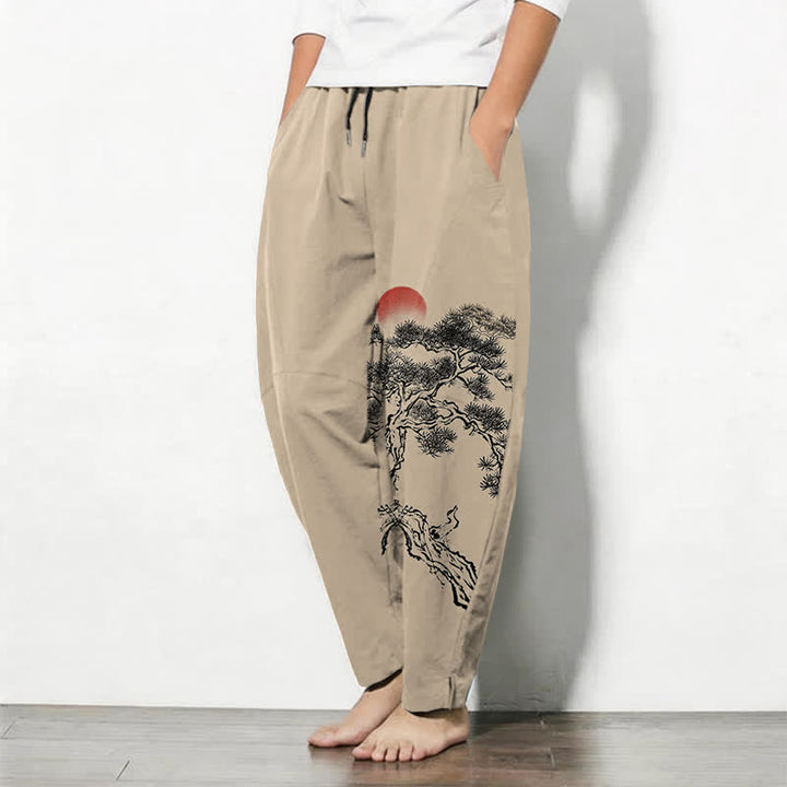 Buddha Stones Pantaloni da uomo affusolati con coulisse e tasche, in puro cotone, con motivo a pini e sole rossi. - image 12