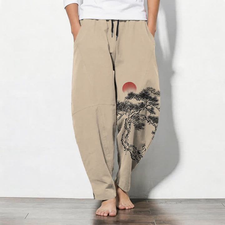 Buddha Stones Pantaloni da uomo affusolati con coulisse e tasche, in puro cotone, con motivo a pini e sole rossi. - Tan - US/UK/AU50, EU60 (5XL) - image 11