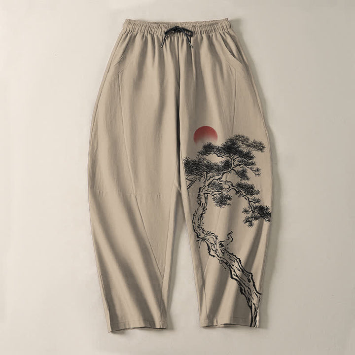 Buddha Stones Pantaloni da uomo affusolati con coulisse e tasche, in puro cotone, con motivo a pini e sole rossi. - image 13