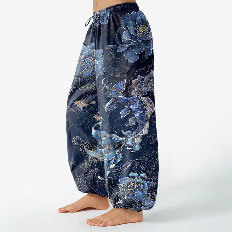 Buddha Stones Pantaloni harem da donna in cotone con elastico in vita e motivo artistico di carpe koi e peonie, con tasche laterali. - image 1