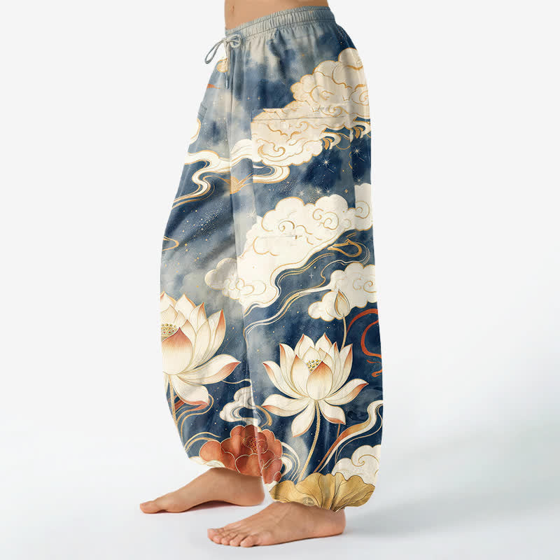 Buddha Stones Pantaloni harem da donna in cotone con motivo orientale di loto e nuvole, vita elasticizzata e tasche laterali. - image 1