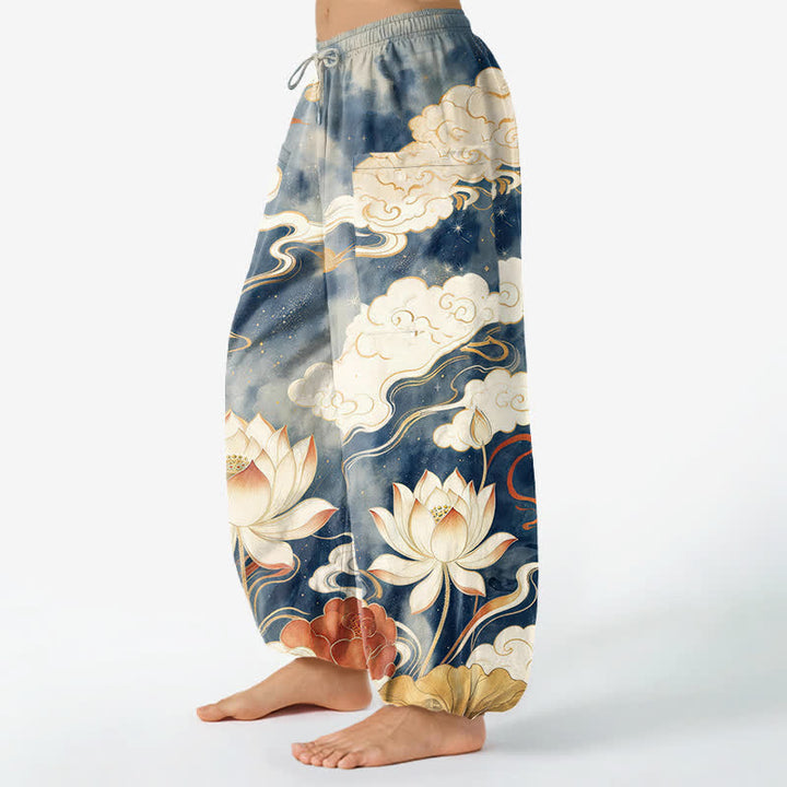 Buddha Stones Pantaloni harem da donna in cotone con motivo orientale di loto e nuvole, vita elasticizzata e tasche laterali. - image 1