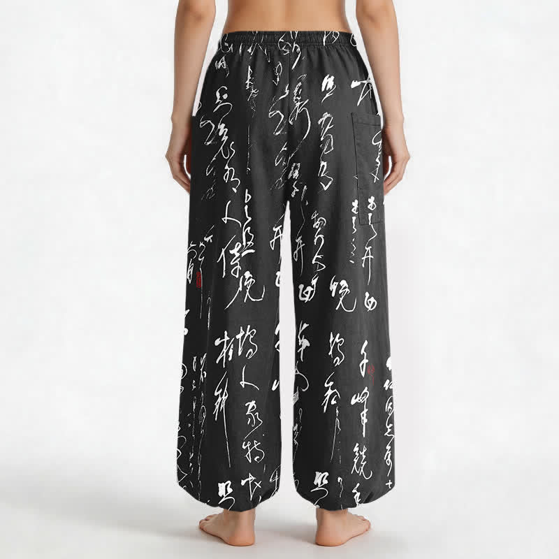Buddha Stones Pantaloni harem da donna in cotone con motivo calligrafico zen, elastico in vita e tasche laterali. - image 2