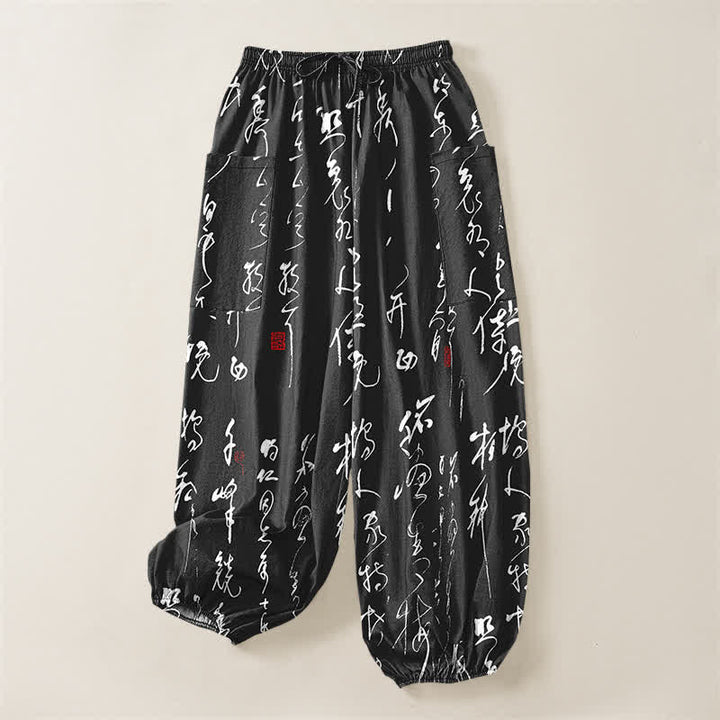 Buddha Stones Pantaloni harem da donna in cotone con motivo calligrafico zen, elastico in vita e tasche laterali. - image 3
