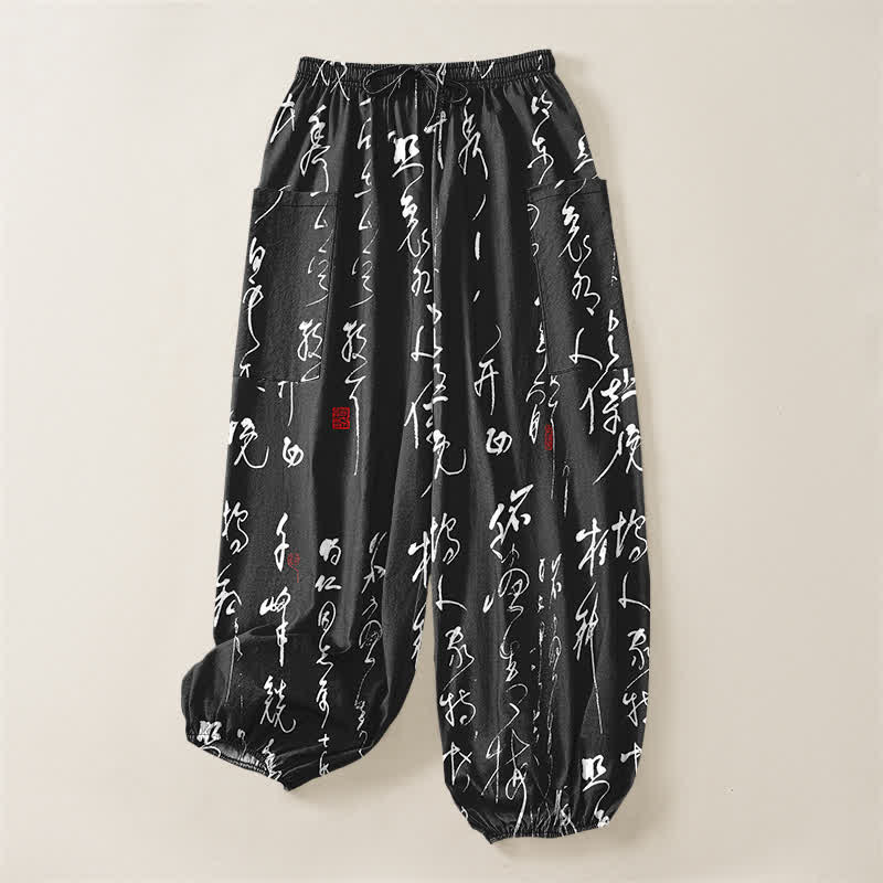 Buddha Stones Pantaloni harem da donna in cotone con motivo calligrafico zen, elastico in vita e tasche laterali. - image 3