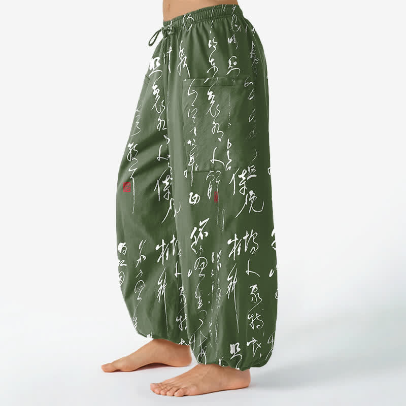 Buddha Stones Pantaloni harem da donna in cotone con motivo calligrafico zen, elastico in vita e tasche laterali. - image 8