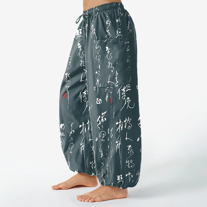Buddha Stones Pantaloni harem da donna in cotone con motivo calligrafico zen, elastico in vita e tasche laterali. - image 11