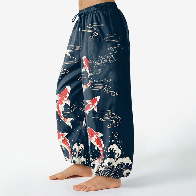 Buddha Stones Pantaloni harem da donna in cotone con elastico in vita e motivo onde marine e carpe koi, con tasche laterali. - image 1