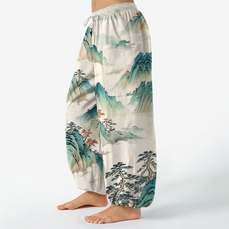 Buddha Stones Pantaloni harem da donna in cotone con elastico in vita e motivo paesaggistico di pini e montagne, con tasche laterali. - image 1