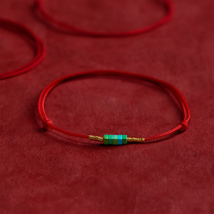 Buddha Stones Bracciale protettivo con perline quadrate turchesi ultrafini e cordino rosso - Turchese (Circonferenza del polso: 5,9–7,1 pollici / 15–18 cm) - image 0