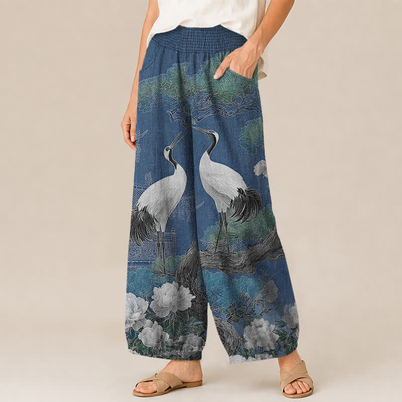 Buddha Stones Pantaloni harem da donna in cotone con motivo a gru orientale e fiori bianchi, plissettati e vita elasticizzata, con tasche. - image 1