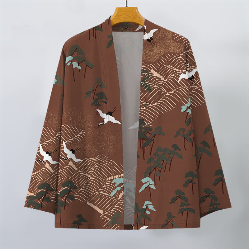 Buddha Stones Kimono da uomo in cotone bianco con motivo a gru, alberi e onde, aperto sul davanti. - image 1