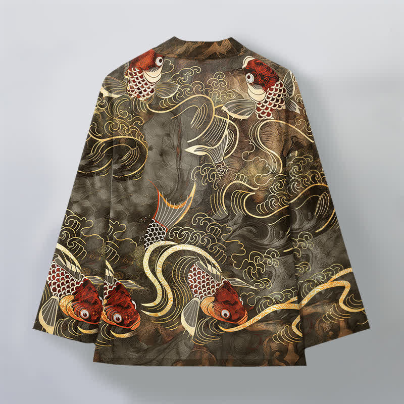 Buddha Stones Kimono da uomo in cotone rosso con motivo a carpe koi e onde dorate, aperto sul davanti. - image 2