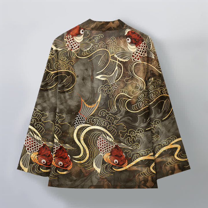 Buddha Stones Kimono da uomo in cotone rosso con motivo a carpe koi e onde dorate, aperto sul davanti. - image 2