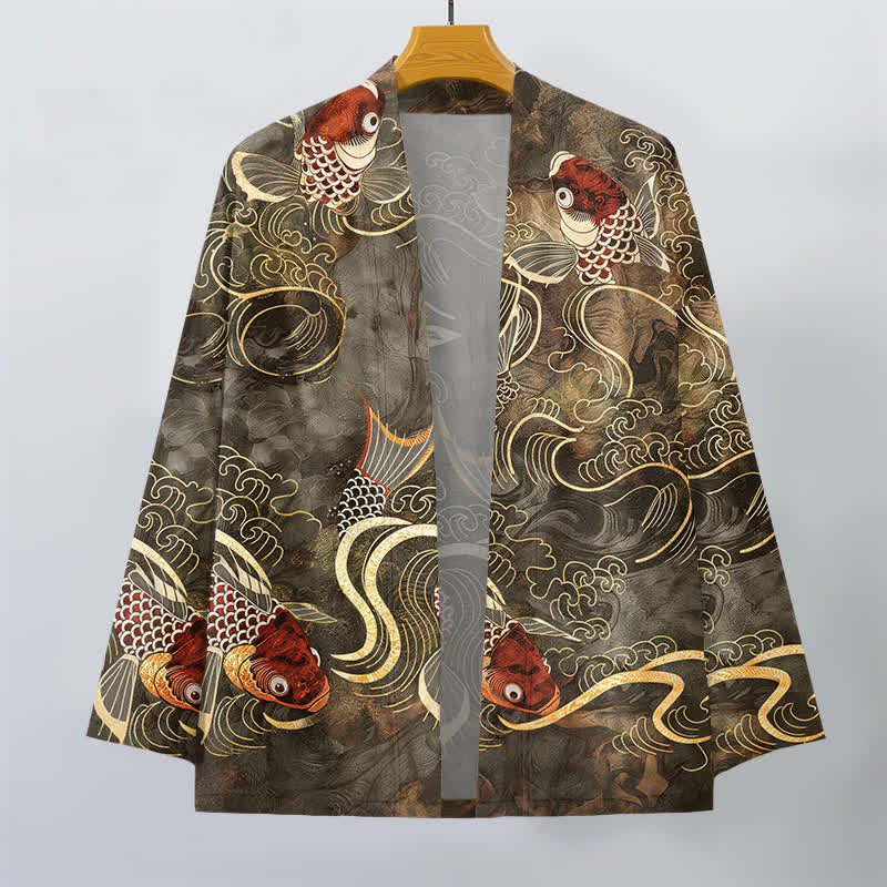 Buddha Stones Kimono da uomo in cotone rosso con motivo a carpe koi e onde dorate, aperto sul davanti. - image 1