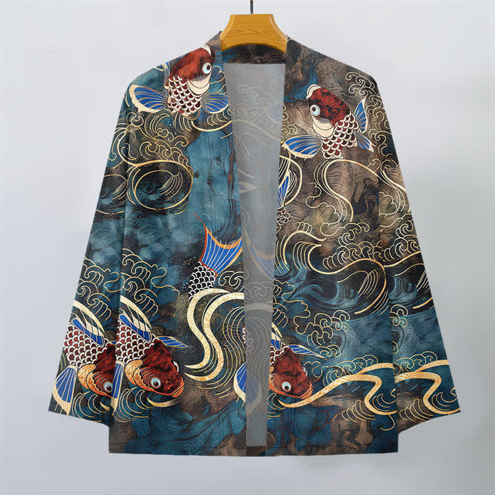 Buddha Stones Kimono da uomo in cotone rosso con motivo a carpe koi e onde dorate, aperto sul davanti. - image 7