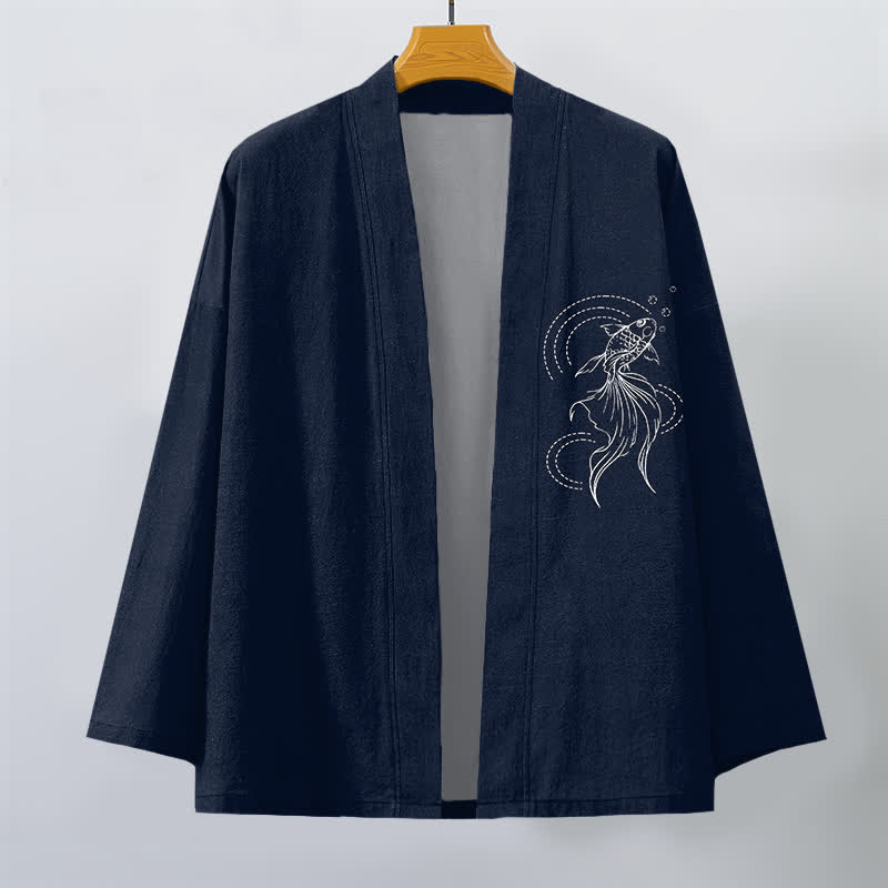 Buddha Stones Kimono da uomo in cotone bianco con motivo a onde e pesci koi, aperto sul davanti. - image 1