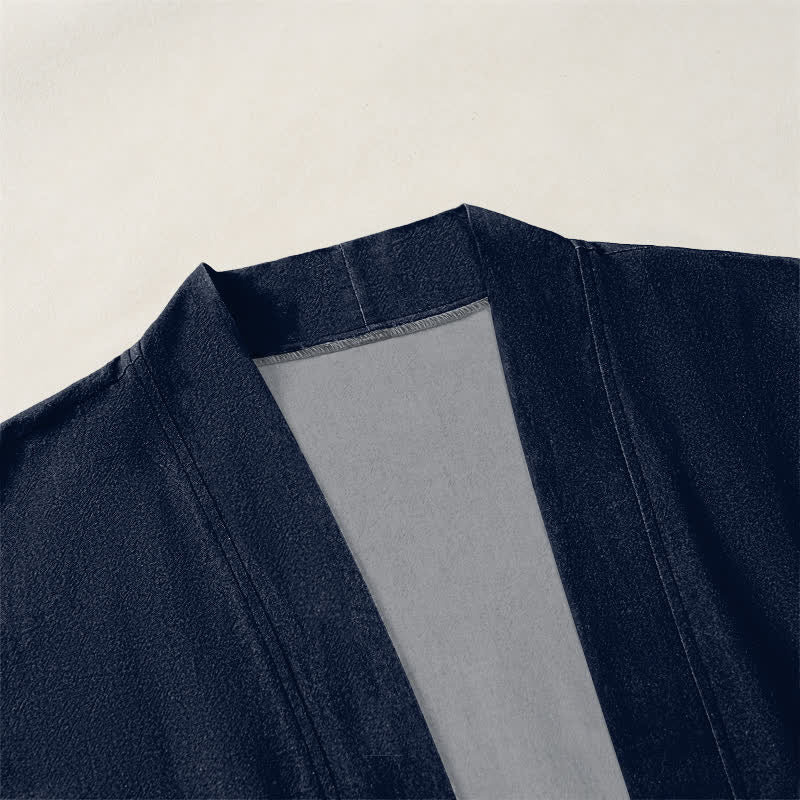 Buddha Stones Kimono da uomo in cotone bianco con motivo a onde e pesci koi, aperto sul davanti. - image 3