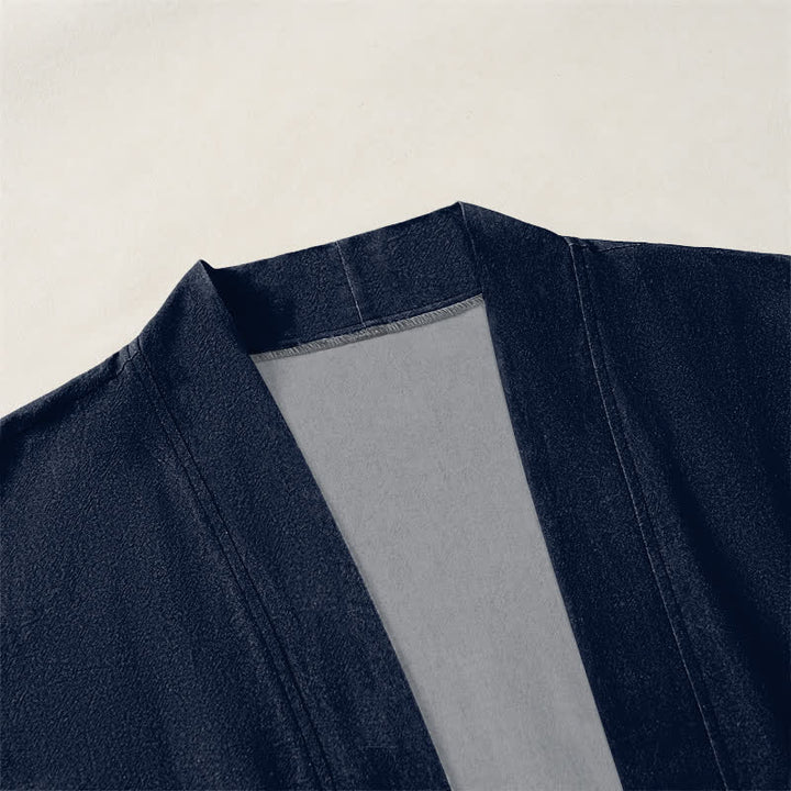 Buddha Stones Kimono da uomo in cotone bianco con motivo a onde e pesci koi, aperto sul davanti. - image 3