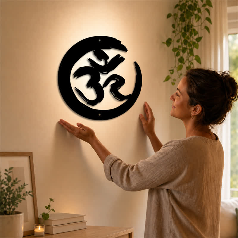 Buddha Stones Decorazione murale in metallo con cerchio OM nero, simbolo di consapevolezza e significato. - image 1