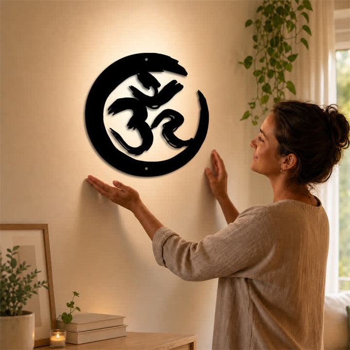 Buddha Stones Decorazione murale in metallo con cerchio OM nero, simbolo di consapevolezza e significato. - image 1