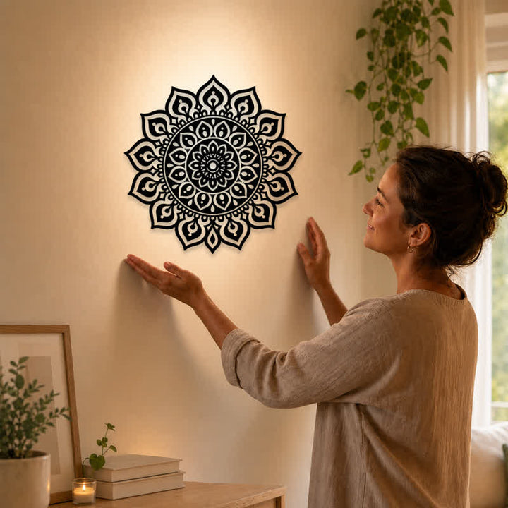 Buddha Stones Decorazione murale rotonda con mandala, simbolo di consapevolezza e ricchezza, in ferro e metallo. - image 1