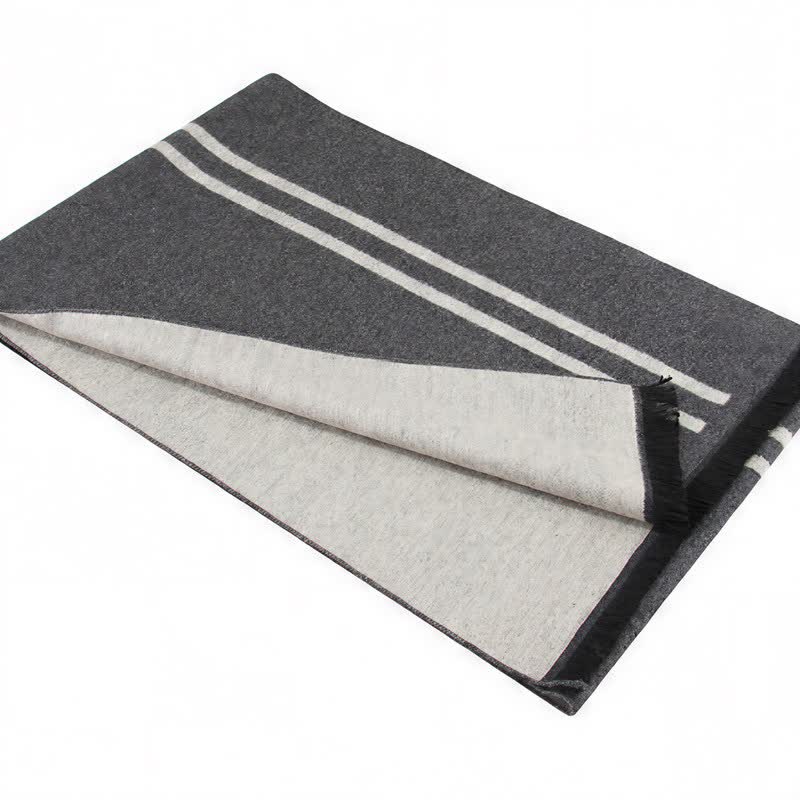 Sciarpa da uomo avvolgente con nappe e motivo a righe urbane, ideale per l'autunno e l'inverno, con motivo Buddha Stones. - image 1