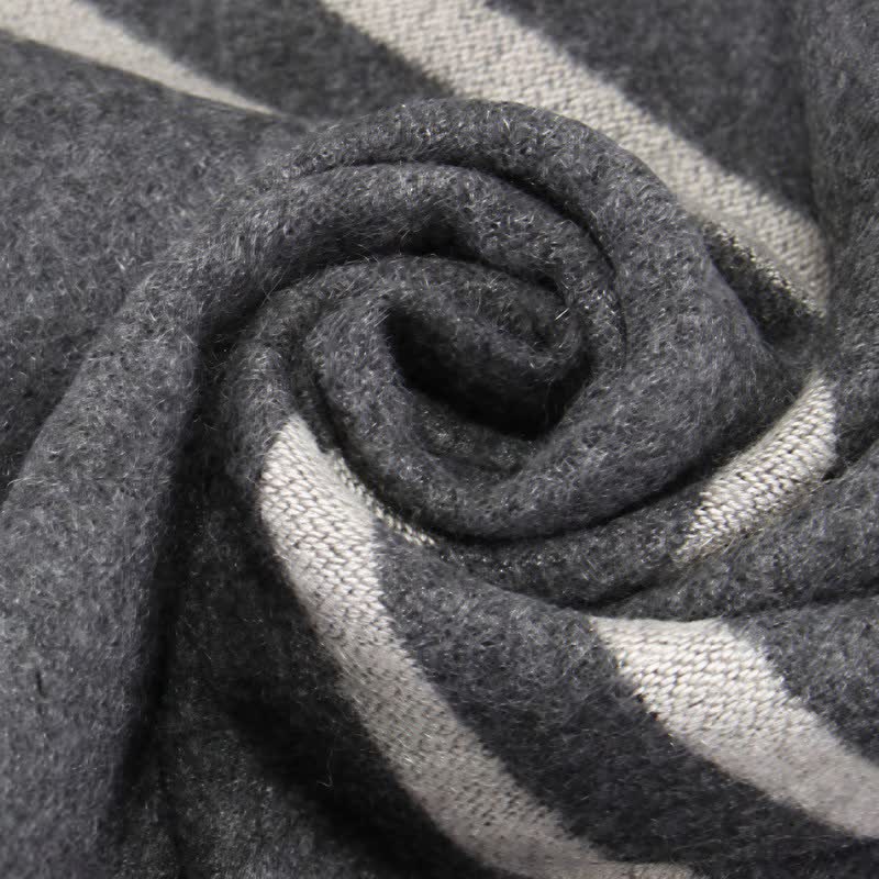 Sciarpa da uomo avvolgente con nappe e motivo a righe urbane, ideale per l'autunno e l'inverno, con motivo Buddha Stones. - image 2