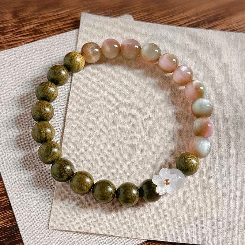 Buddha Stones Bracciale Serenity con ciondolo a forma di fiore occhio di gatto in legno di sandalo verde. - image 1