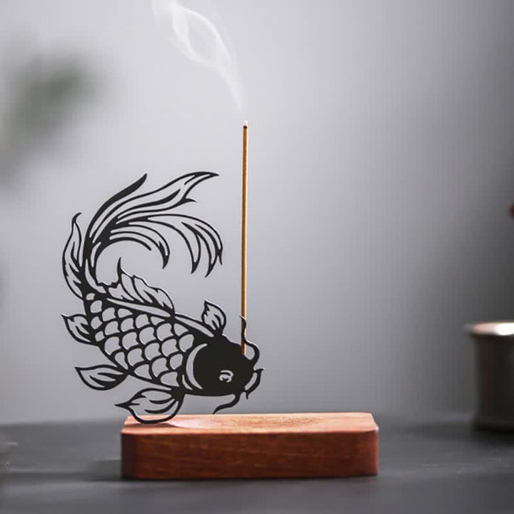 Buddha Stones Bruciatore di incenso Zen con base in legno a forma di carpa koi. - Testa in giù, pesce koi, base corta - image 0