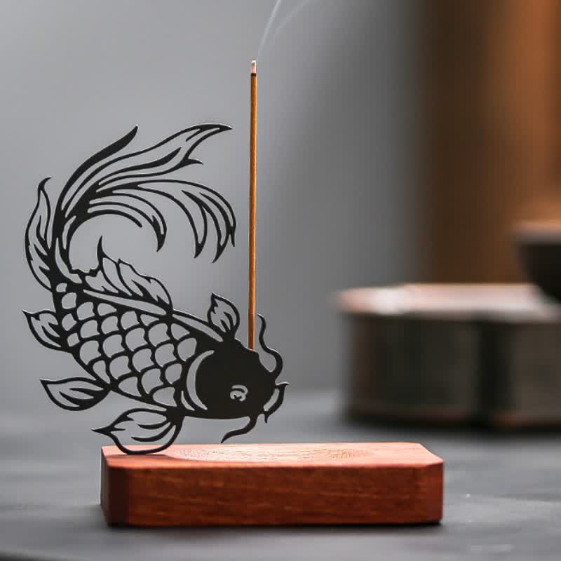 Buddha Stones Bruciatore di incenso Zen con base in legno a forma di carpa koi. - image 1
