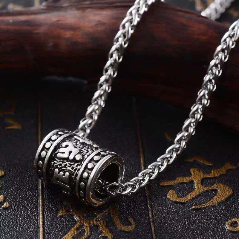 Buddha Stones Collana cilindrica in acciaio al titanio con rilievo Om Mani Padme Hum, simbolo di protezione e saggezza. - Om Mani Padme Hum - image 0