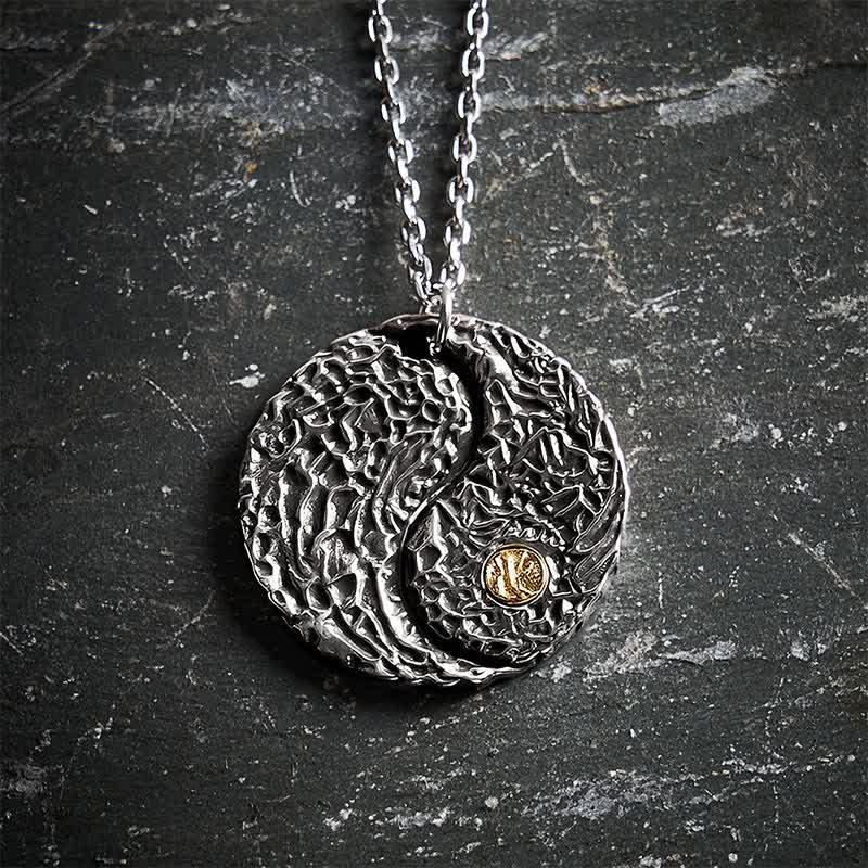 Buddha Stones Collana con ciondolo rotondo in rame con simbolo Yin Yang e bilancia incisa. - image 1