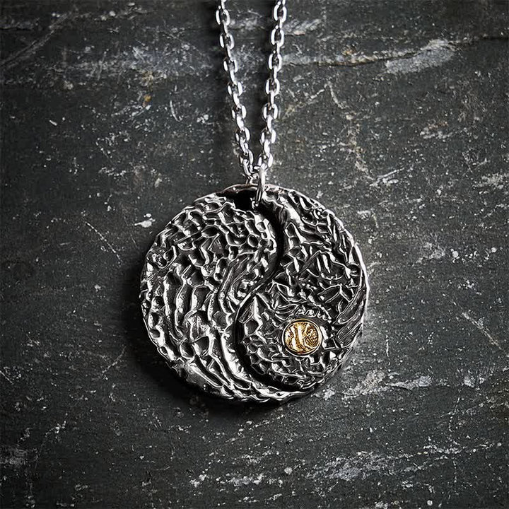 Buddha Stones Collana con ciondolo rotondo in rame con simbolo Yin Yang e bilancia incisa. - image 1