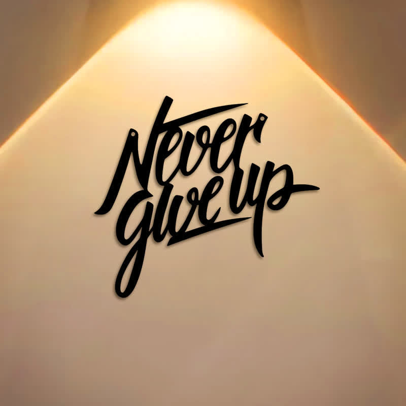 Buddha Stones Decorazione da parete in metallo con scritta nera "Never Give Up" - image 0