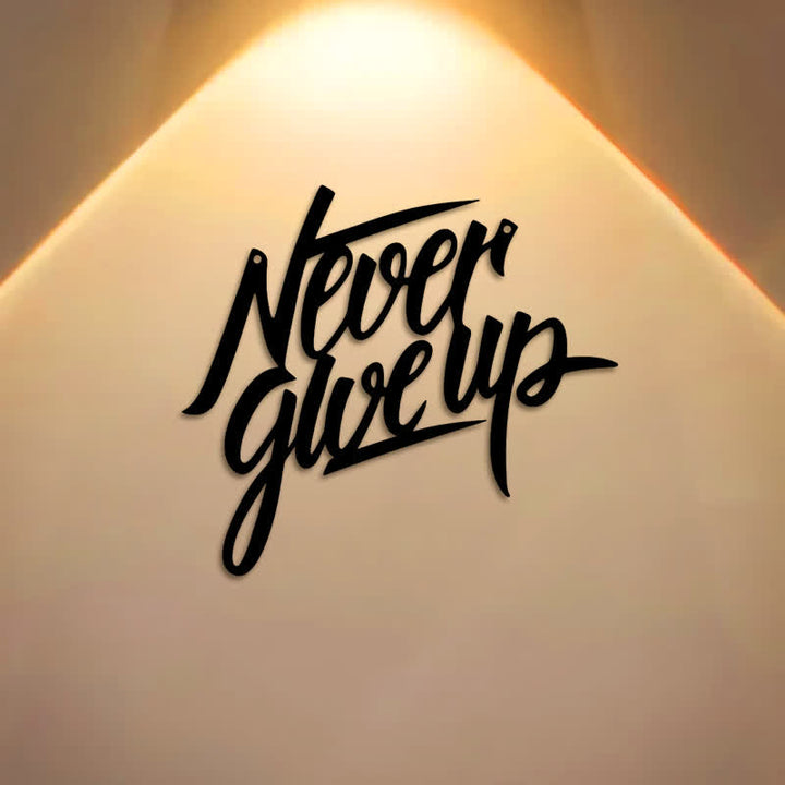 Buddha Stones Decorazione da parete in metallo con scritta nera "Never Give Up" - image 0