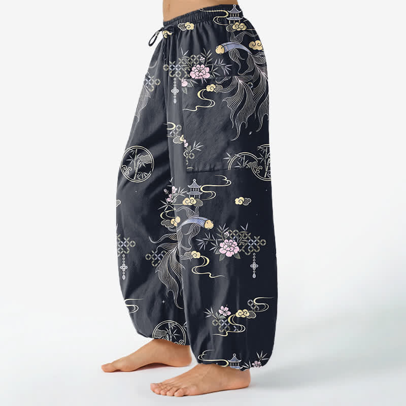 Buddha Stones Pantaloni harem da donna in cotone con elastico in vita e motivo a pesci koi e nuvole di bambù, con tasche laterali. - image 1