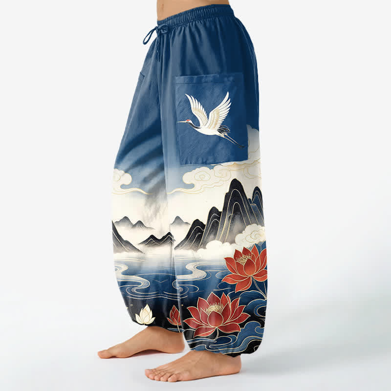 Buddha Stones Pantaloni harem da donna in cotone con elastico in vita e motivo paesaggio orientale con gru di loto, con tasche laterali. - image 1