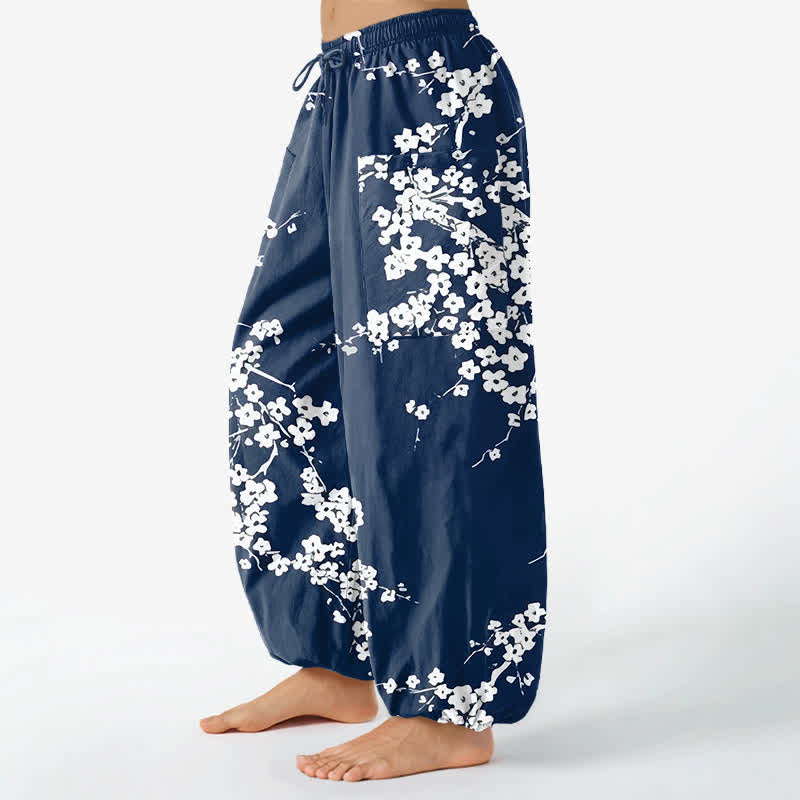 Buddha Stones Pantaloni harem da donna in cotone bianco con motivo a fiori di pruno, vita elasticizzata e tasche laterali. - image 1