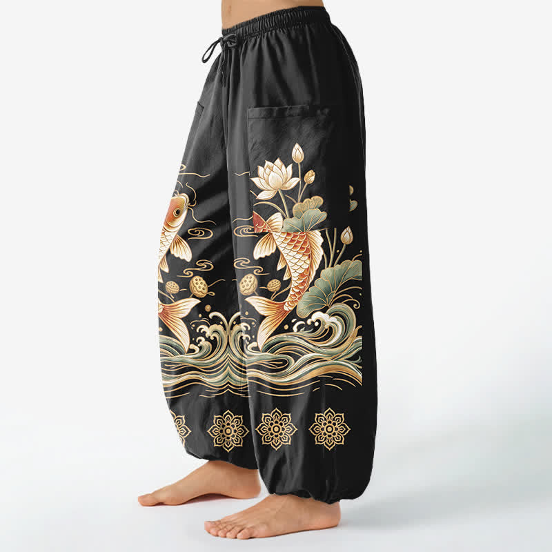 Buddha Stones Pantaloni harem da donna in cotone con elastico in vita e motivo a onde di loto e koi dorati, con tasche laterali. - image 1