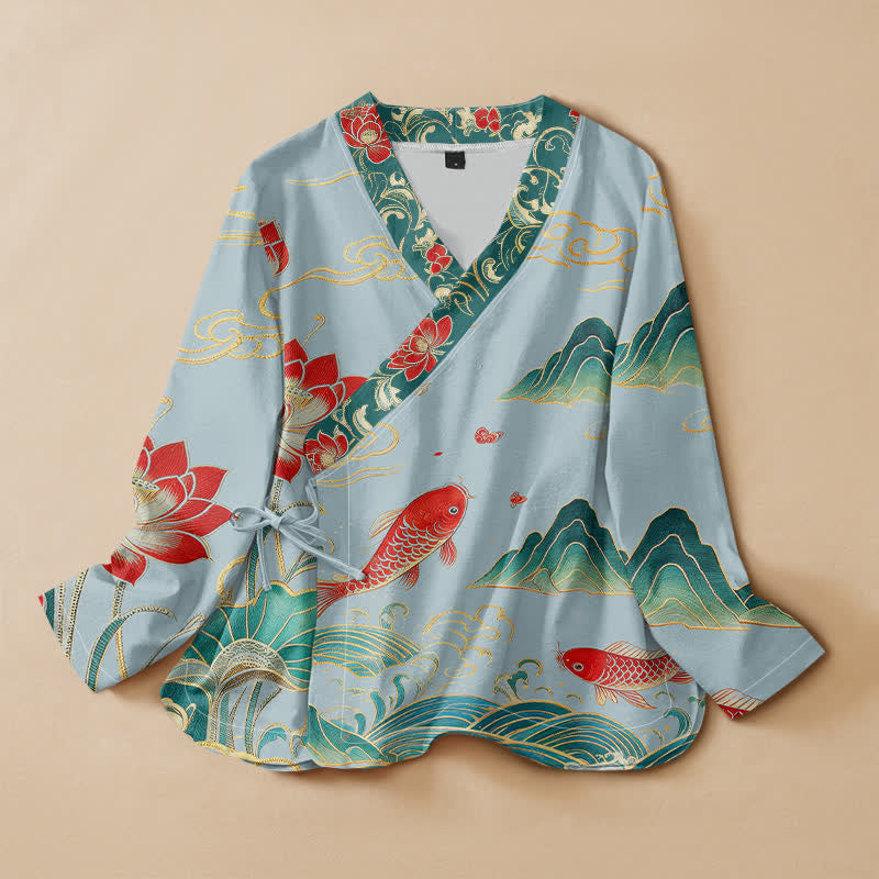 Kimono da donna a maniche lunghe con scollo a V e allacciatura, in cotone con motivo Buddha Stones, koi, loto e nuvole. - Azzurro chiaro - US16, UK/AU20, EU48 (3XL) - image 7