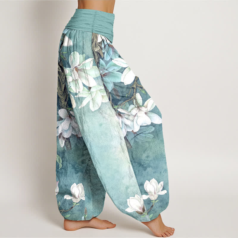 Buddha Stones Pantaloni harem da donna in cotone bianco con fantasia a magnolie e elastico in vita. - image 1