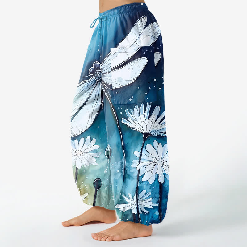 Buddha Stones Pantaloni harem da donna in cotone con elastico in vita e tasche laterali, stampa libellula e margherita ad acquerello. - image 1